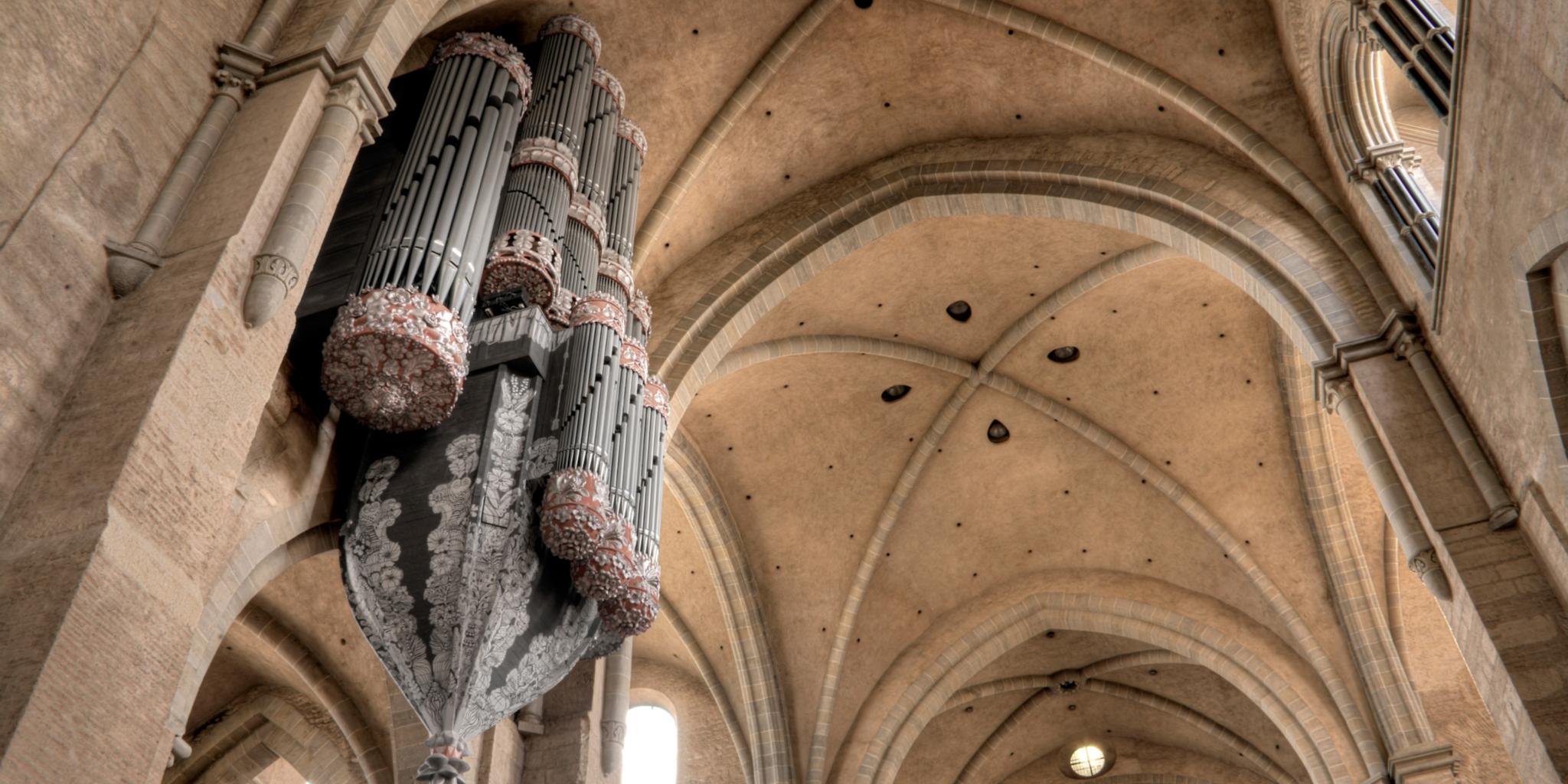Die Orgel hängt wie ein Schwalbennest links an der Wand