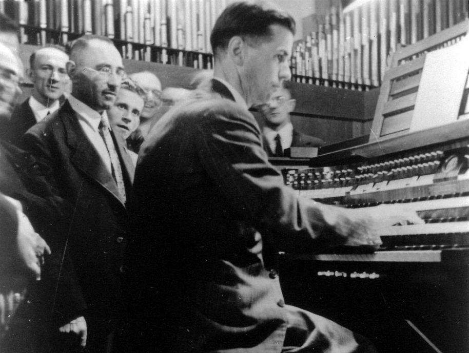 Der junge Schroeder an der Orgel von St. Martin, Trier